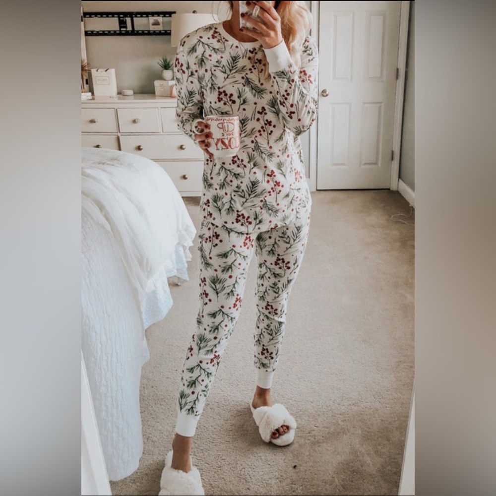 Christmas PJ’s-holly/mistletoe. Stretchy/Ribbed fit size medium also